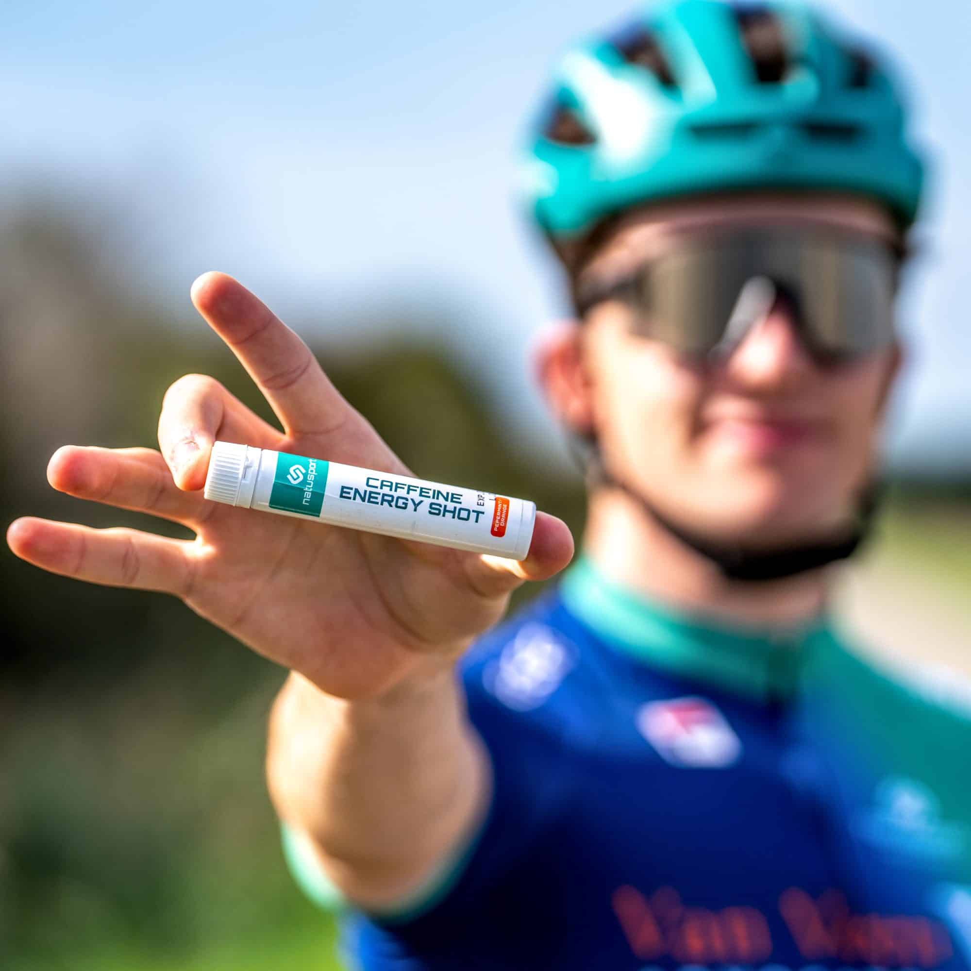 Natusport Caffeine Energy Shot in hand van wielrenner