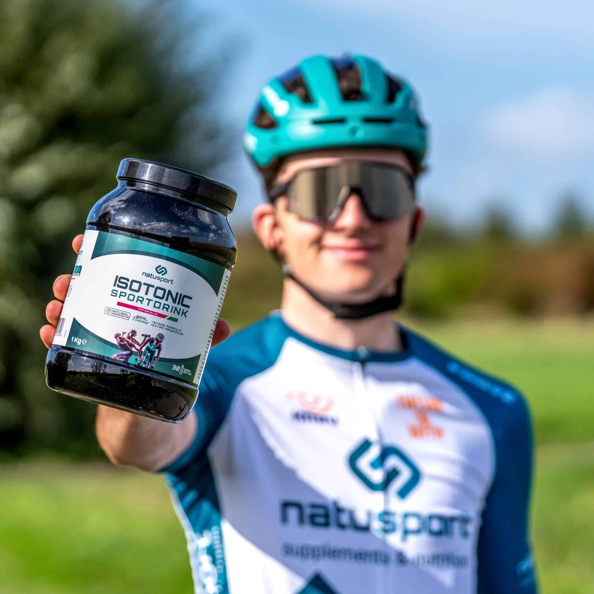 Natusport Isotone Sportdrank in hand van wielrenner