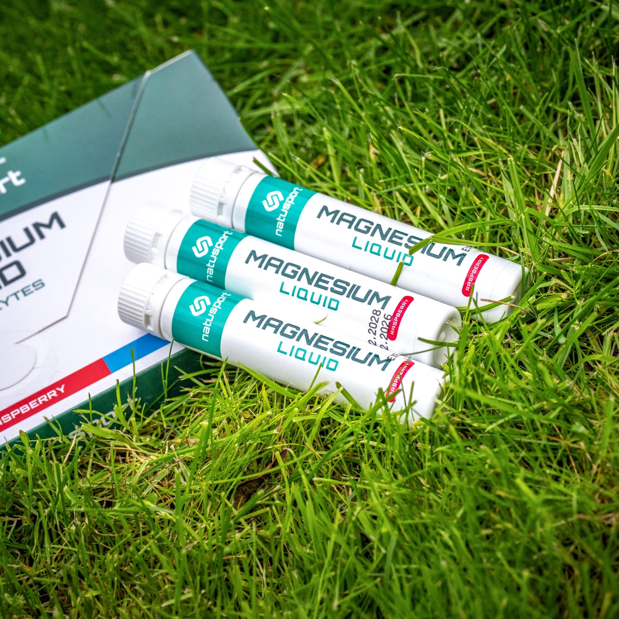 Natusport Magnesium Liquid shots in het gras