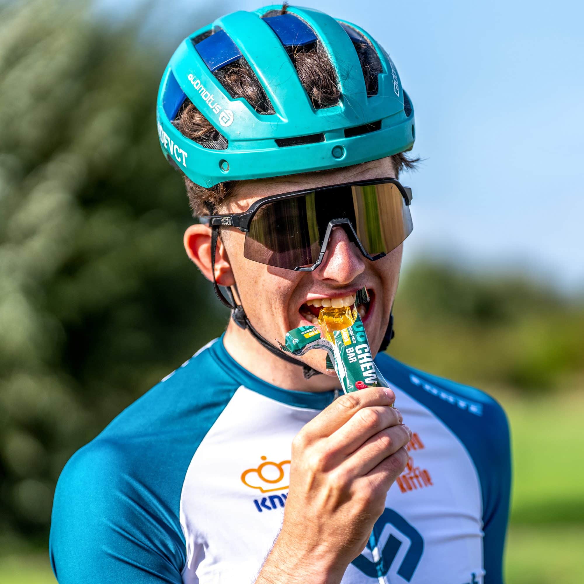 Natusport FUEL+ Chew Bar reep gegeten door een wielrenner