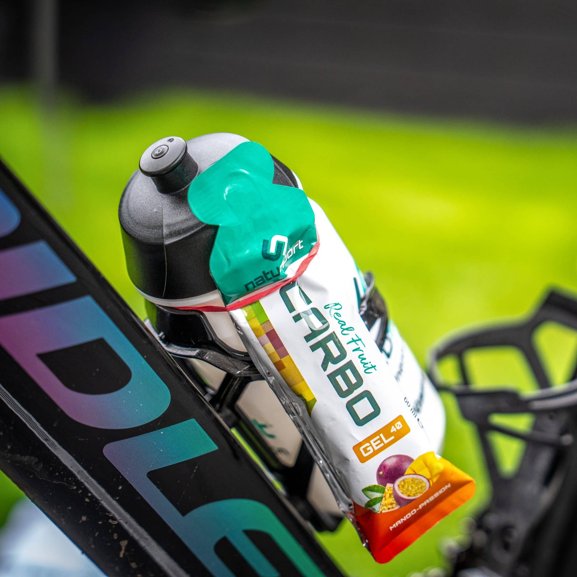 Natusport Bidon en Real Fruit Carbo Gel op de fiets
